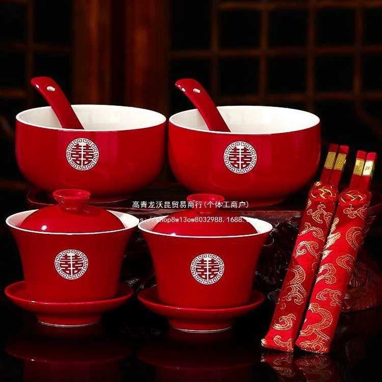 Свадебный чайный сервиз с красными праздничными мисками и палочками для свадебной церемонии.