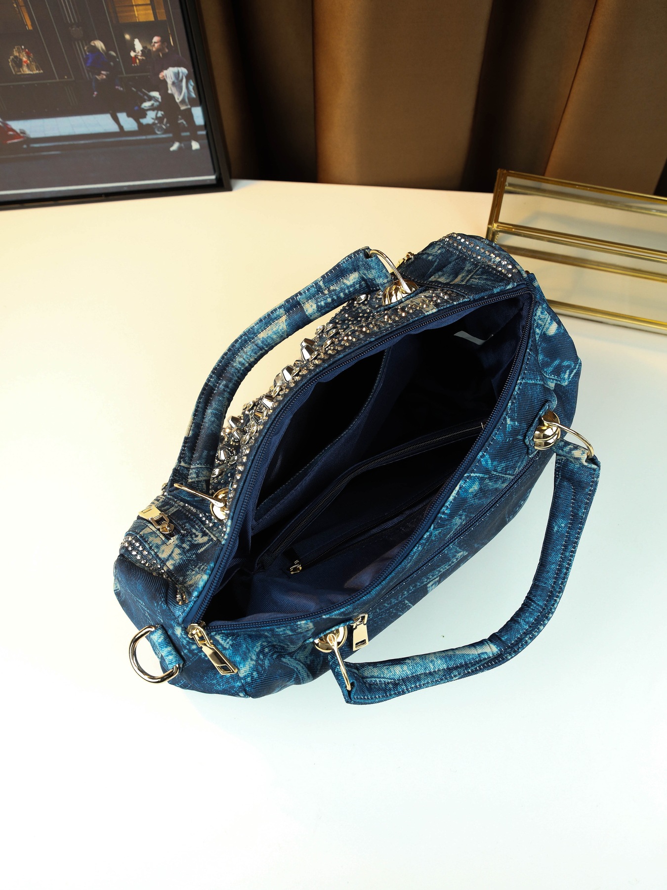 Nuevo bolso de mujer portátil 2025 bolso de mensajero de tendencia transfronteriza con tachuelas de diamantes bolso de hombro de mezclilla casual