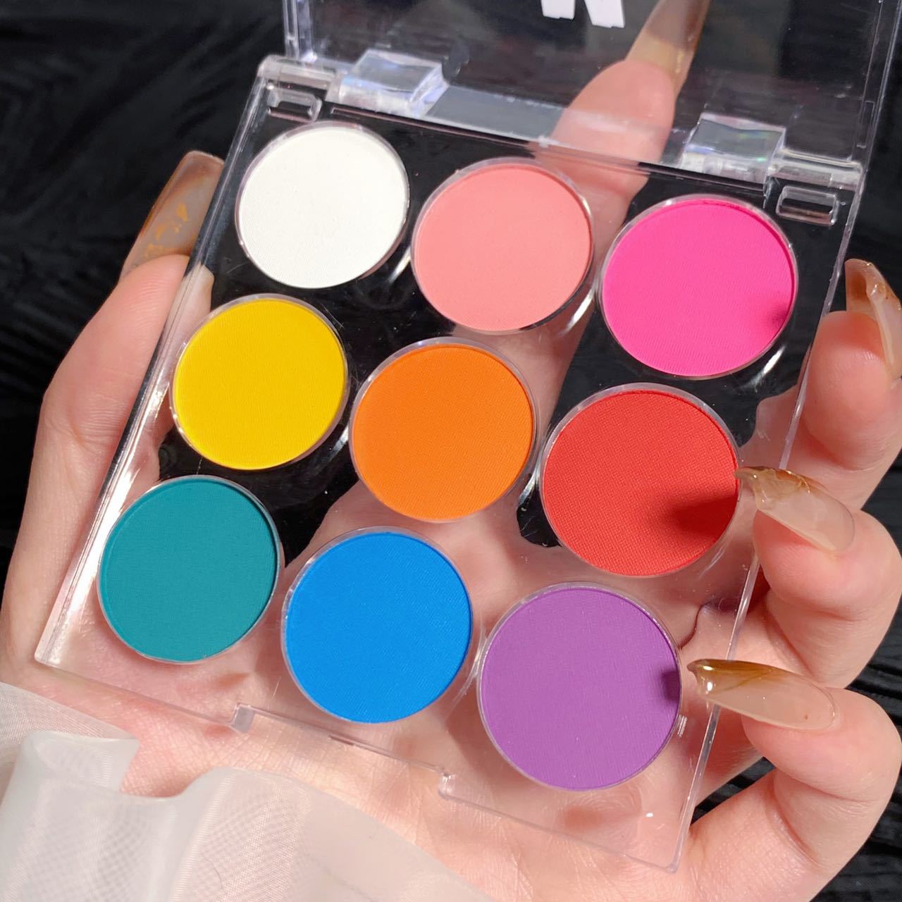 Miss lara's nine-color eyeshadow is naturally not prone to pearlescent smudging, with a matte macaron transparent box eyeshadow palette undefined