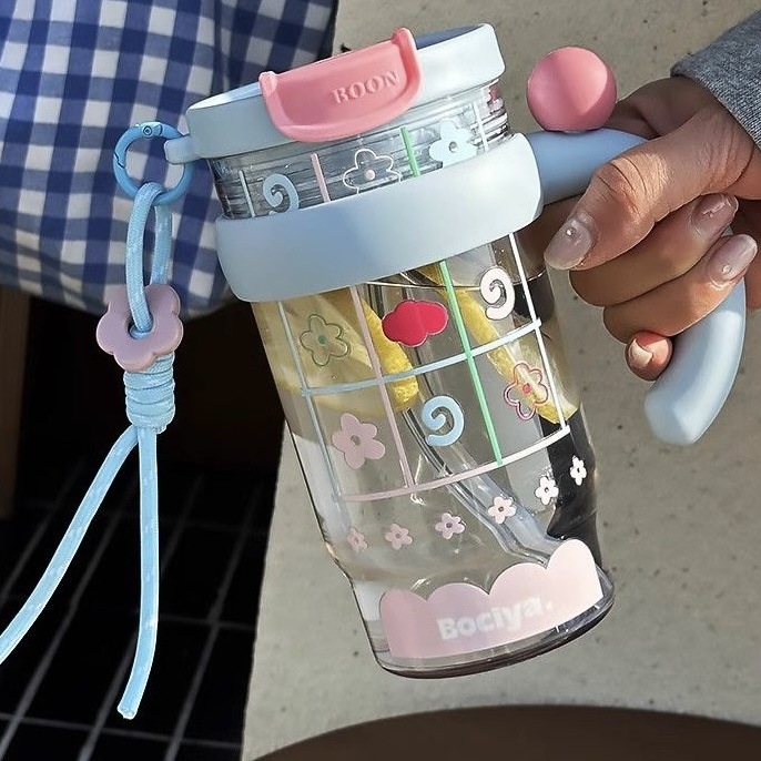 Taza de agua de niñas de oficina de gran capacidad con colgantes de verano de alto valor facial taza de hielo taza de té de paja encantadora taza
