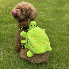ペットの犬はリュックサックから犬のリュックサックに行きます。