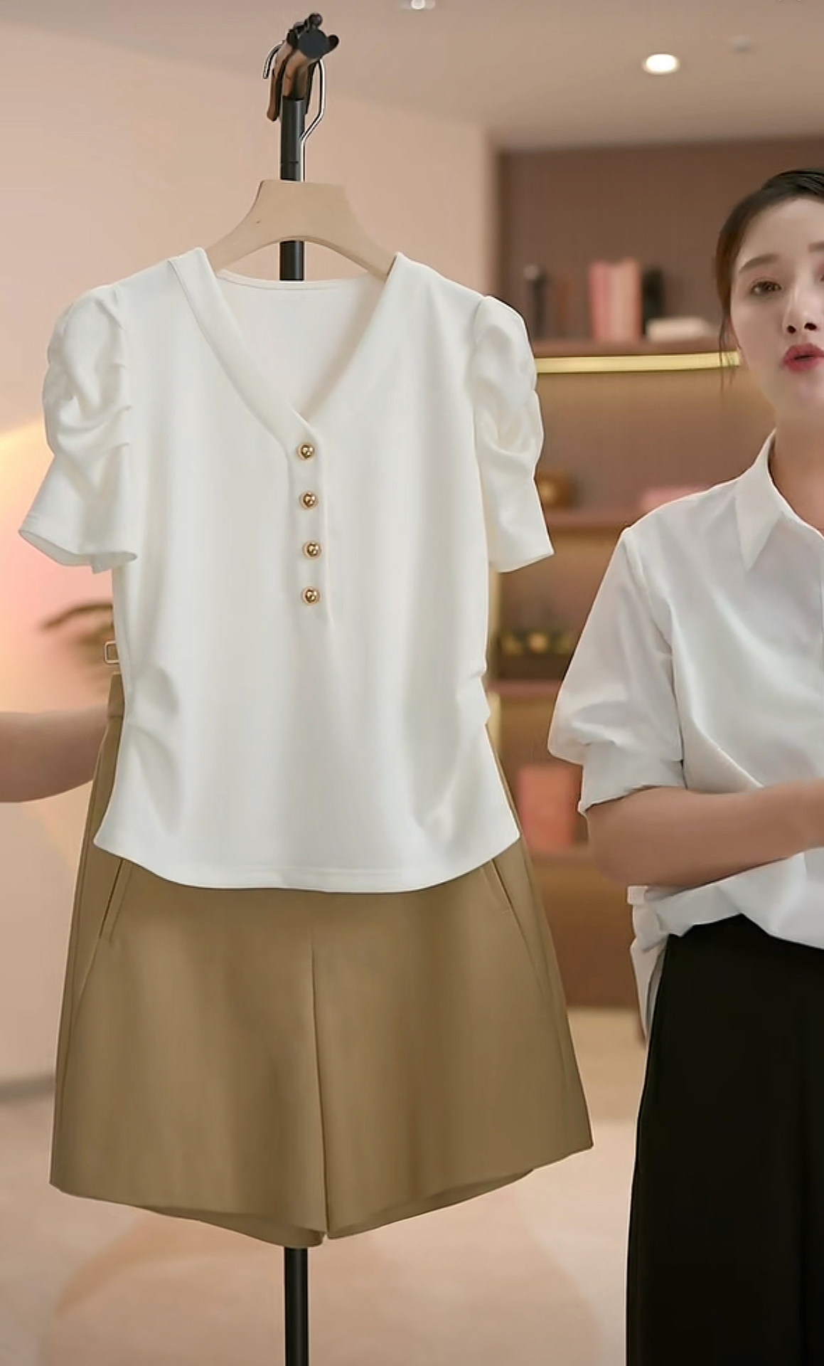 Áo thun nữ tay ngắn cổ tròn phồng vai, dáng ôm nhẹ — màu đen chi tiết 2