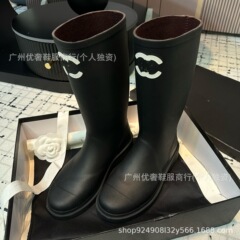 レターシームレス中世騎士レインブーツ 2024 ファッションライト高級プリントラージソールミッドチューブレインブーツウォーターシューズ女性の靴