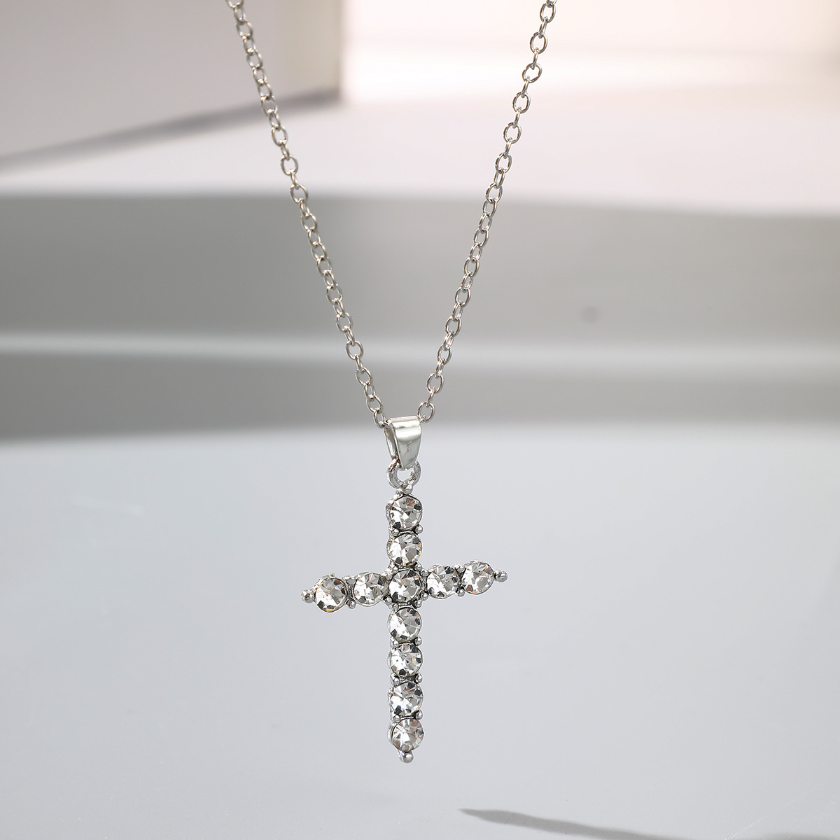 collana con ciondolo a croce con diamanti caldi, ciondolo alla moda semplice e creativo, catena per clavicola_voghion.com
