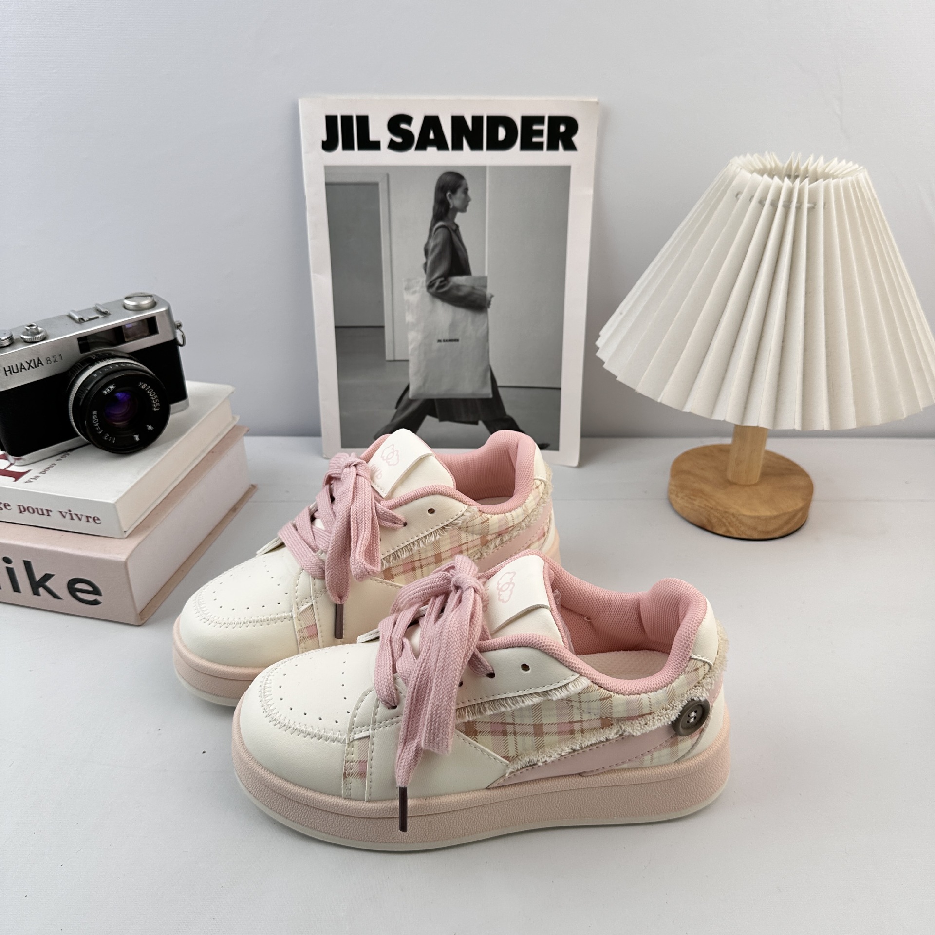 Yuanbo 2025 otoño nuevos zapatos blancos de estudiantes de estilo femenino versátil coreano zapatos de suela gruesa de nicho de moda zapatos de mujer