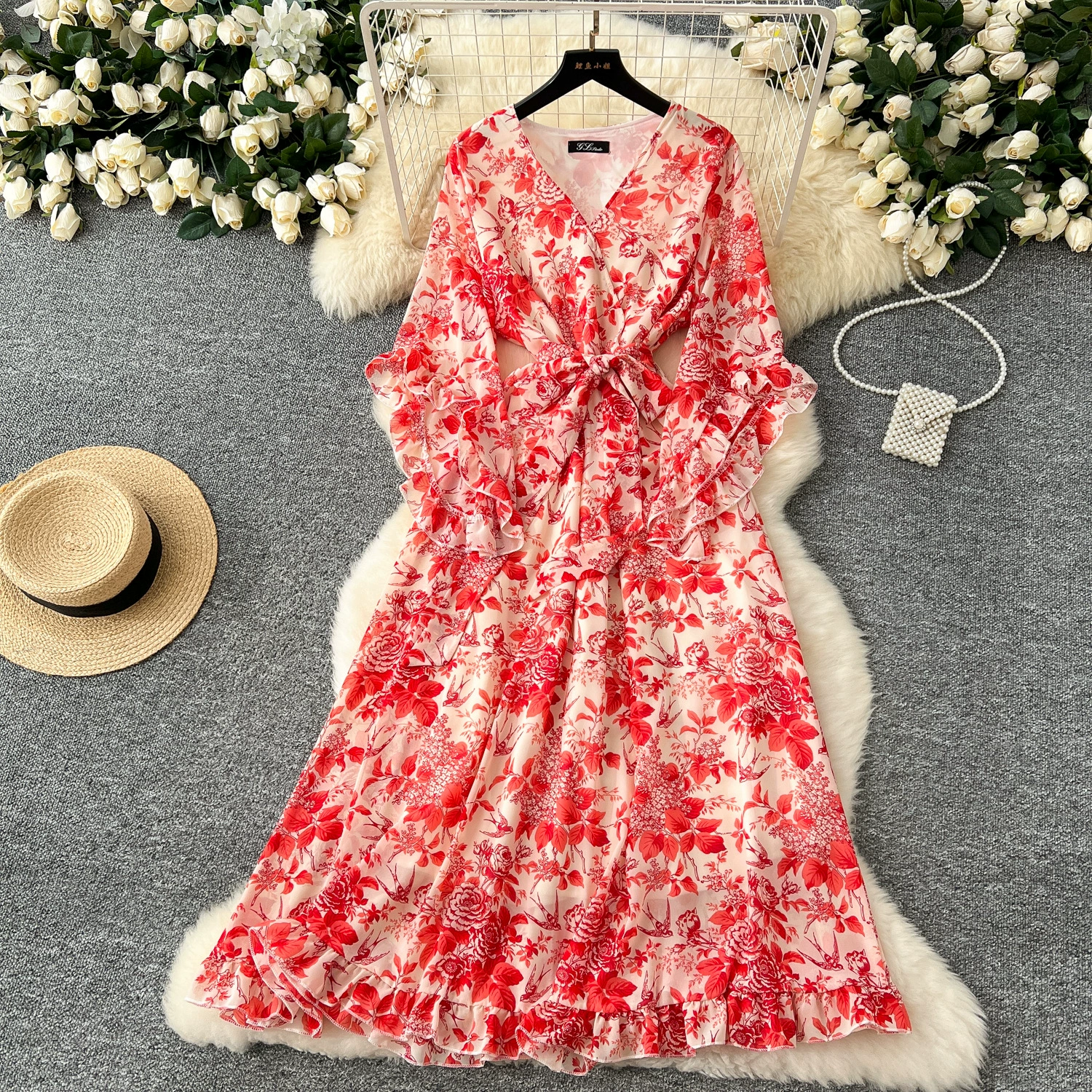 Французский дизайн с V-образным вырезом с расклешенными рукавами на талии