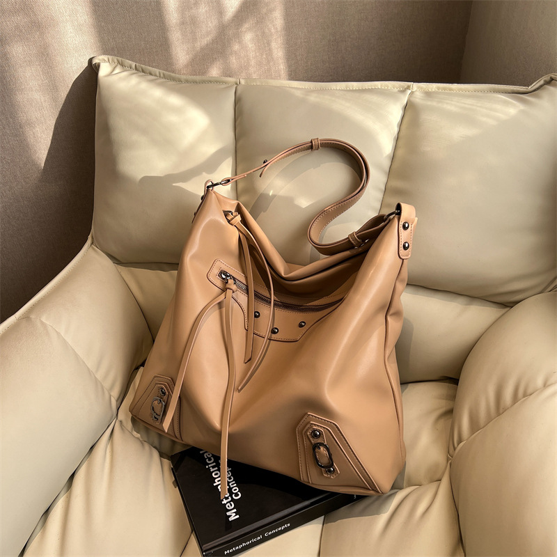 Bolsa de asas de la motocicleta de Superficie suave ocasional 2023 Invierno nuevo nicho de gran capacidad bolso de hombro versátil simple bolso de las mujeres