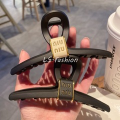 デザイン感のあるビッグサイズのフロスト黒の大きなクリップ高級感のあるアルファベットのサメのクリップがシンプルです。