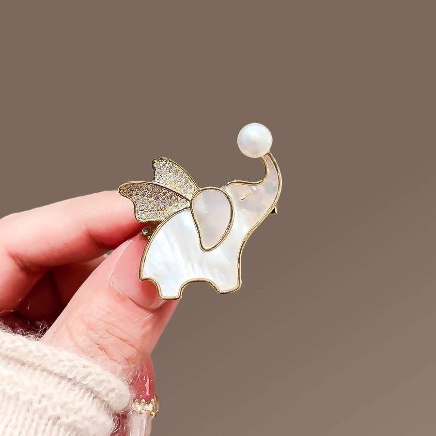 Cute Dumbo Pearl Brooch High-end Women's Design Japanese and Korean Summer Small Pins High-end Sense Corsage Coat Accessories