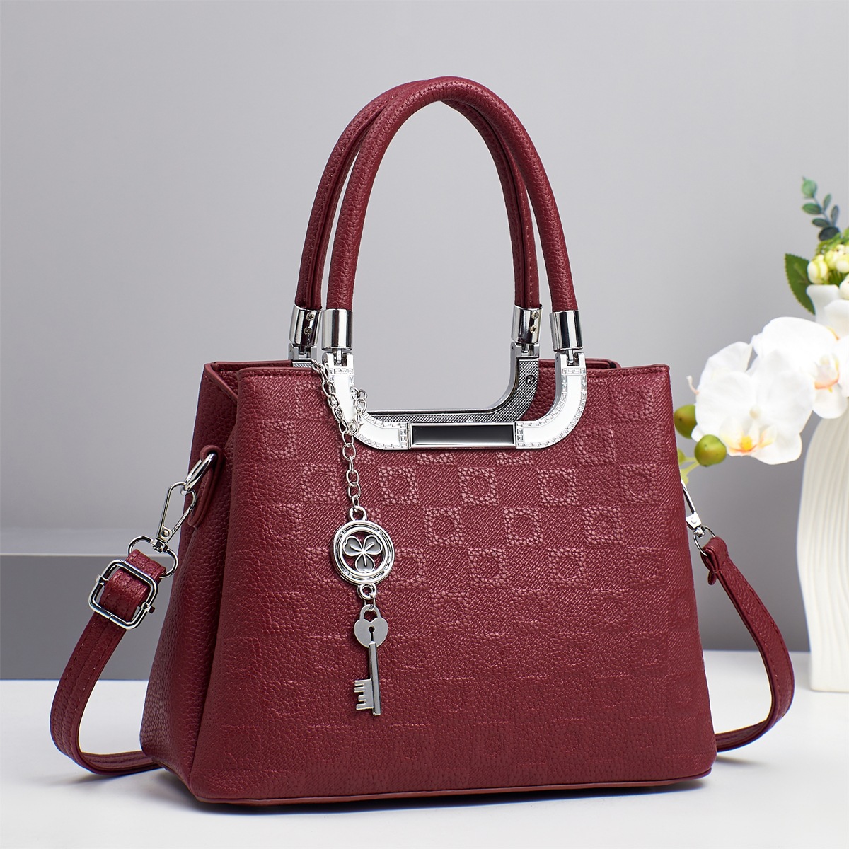 2025 marca atmósfera para enviar a la madre bolso de mano de las mujeres de mediana edad bolso de mensajero de todo fósforo nuevo sentido de alta calidad de gran capacidad