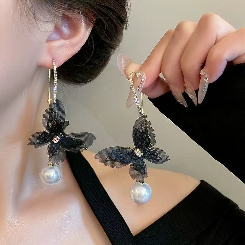 Mariposa malla pendientes colgante de perla 2026 nuevo estilo explosivo de alta sensación pernos de orejas ligeros de lujo nicho ganchos de orejas orejas mujeres
