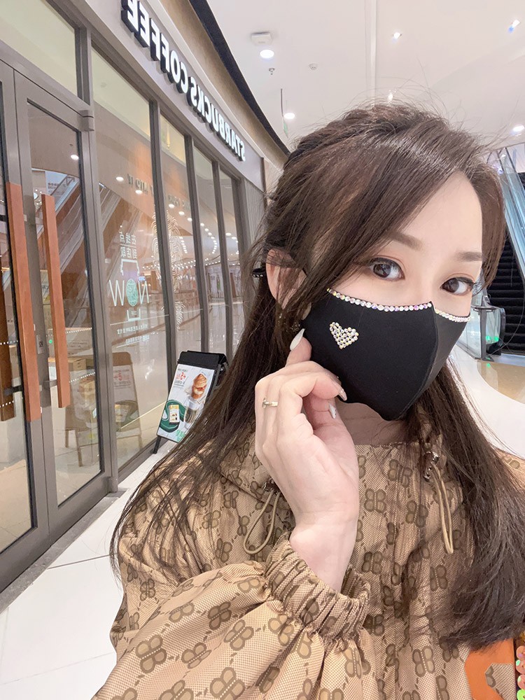 2023 New Decorative Breathable Water Diamond Black Ice Silk Cotton Dustproof Sunproof Face Mask for Women with Ear Hooks to Make Face Look Smaller