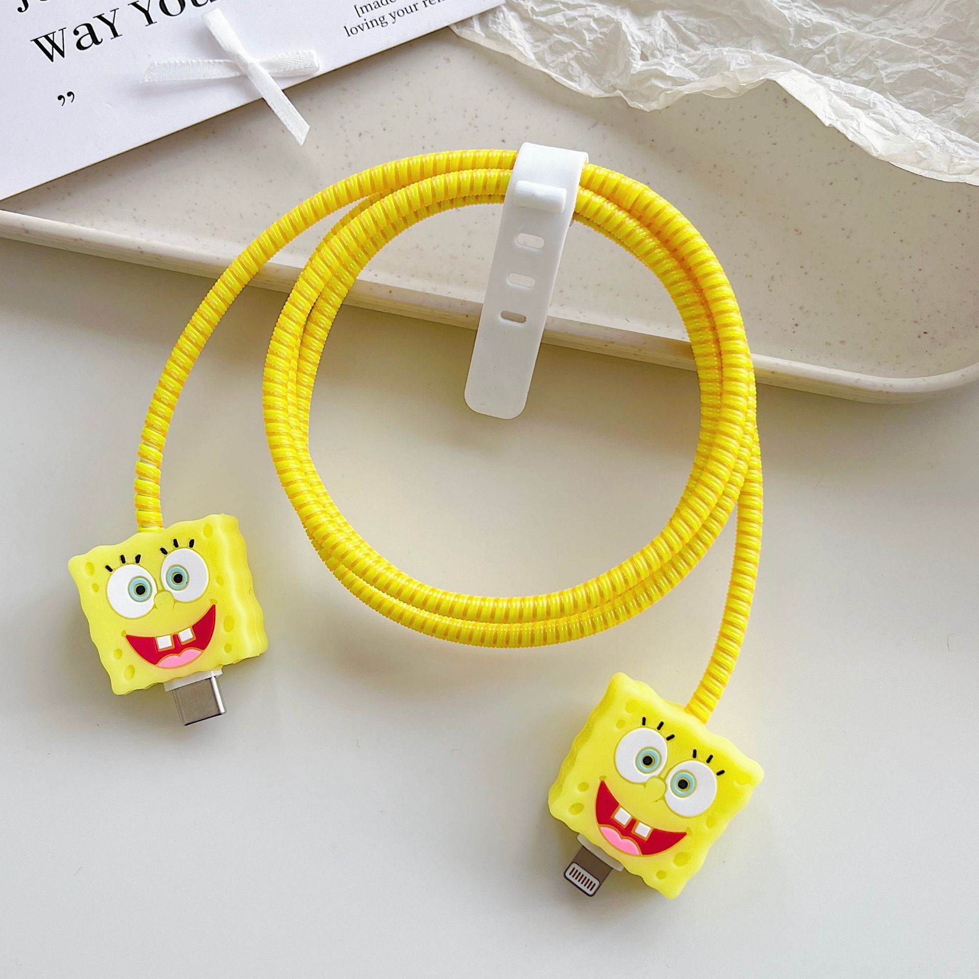 Amazon cartoon cable de datos cubierta adecuada para Apple Android cable de datos de carga rápida cuatro piezas en stock al por mayor