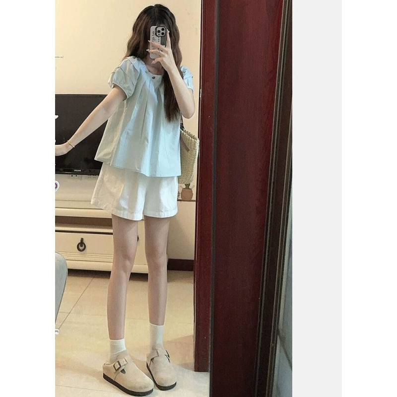 Полный комплект летних нарядов 2025 года, уникальный и красивый костюм из рубашки с пышными рукавами и шорт для маленьких людей.