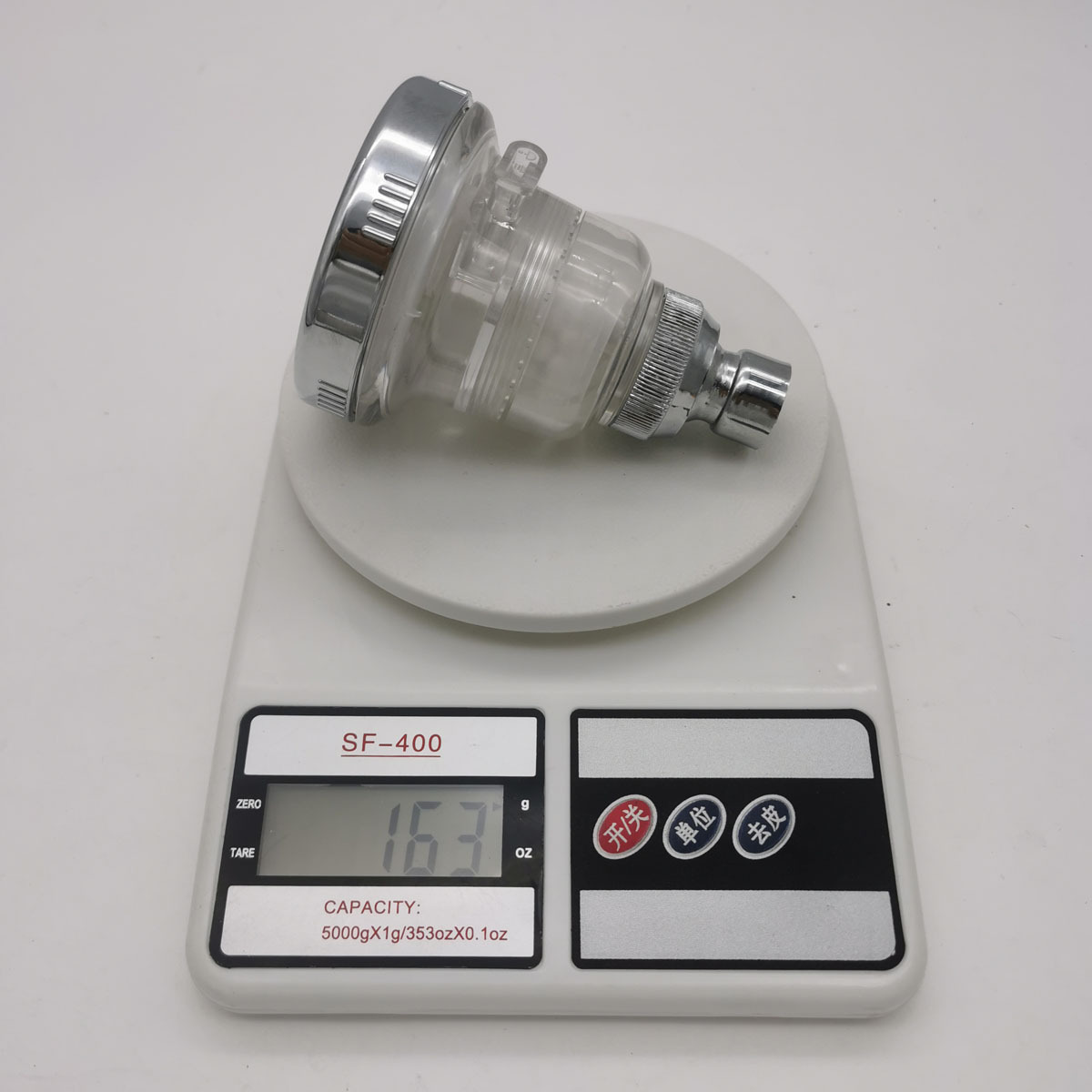The American-style shower ceiling is equipped with a concealed 3-inch filter and a three-function pressurized small shower head for rain suppression Item Picture