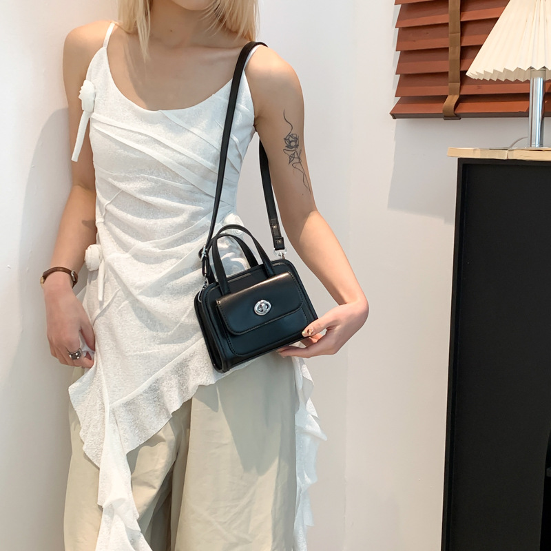 Mini simple bolso cuadrado pequeño de mano para mujer 2025 nueva moda salvaje versión coreana de alta gama bolso de mensajero femenino pequeño bolso cuadrado