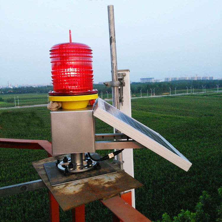 Красный солнечный авиационный сигнальный фонарь 122, средней интенсивности, для оповещения о высотных сооружениях.