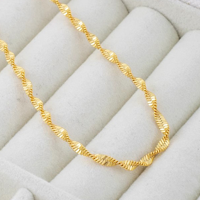 Collana a strati minimalista con catene delicate da donna_voghion.com