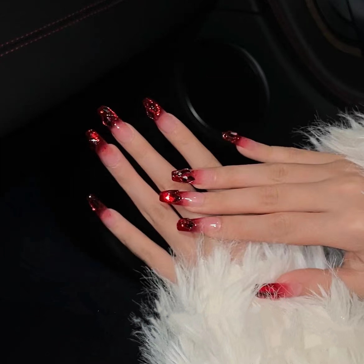 Manicura de Año Nuevo Gradiente rojo Polvo brillante desgaste manicura producto terminado Otoño e Invierno dividido con parche para uñas Clavo de diamante brillante Aurora