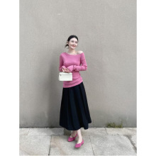 2026�����nϵ�Շ��д���һ���װ���ȹõ��ɫᘿ�������Ů���bŮ