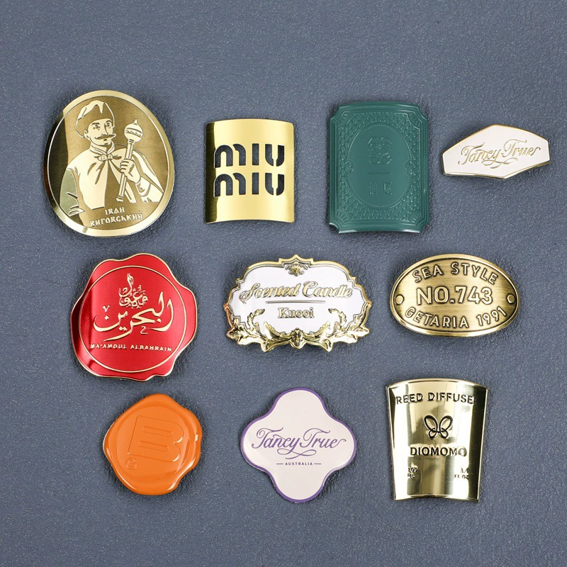 Прямые поставки с фабрики: алюминиевые таблички на заказ, флаконы для духов, ароматерапевтические свечи, косметические логотипы, металлические алюминиевые этикетки.