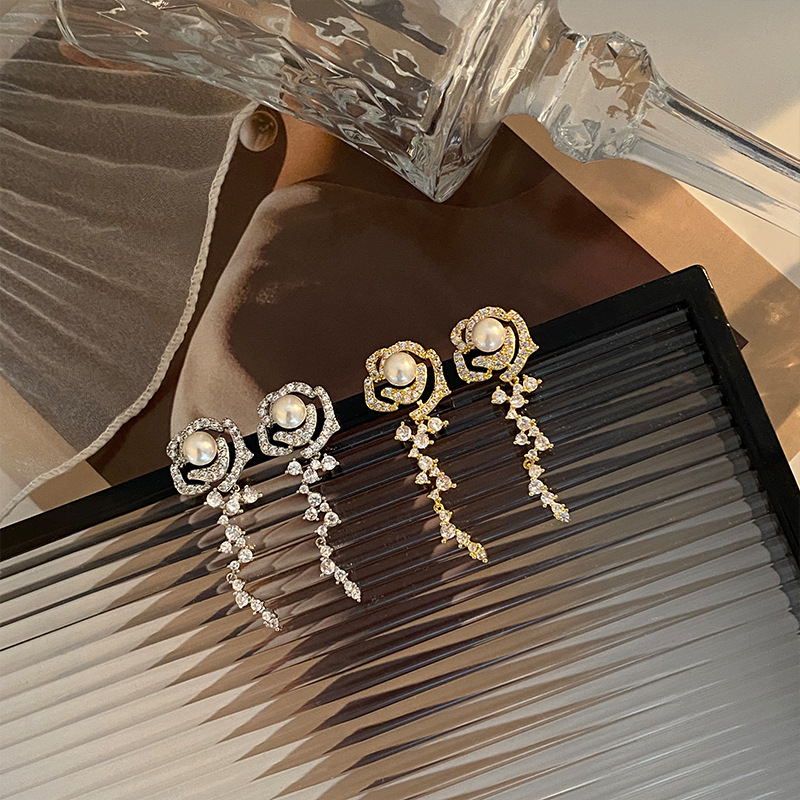 Retro sophisticated fresh elegant earrings