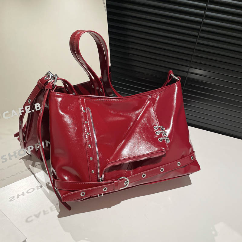 Bolso estilo Street Punk 2025 verano nuevo bolso femenino personalizado estilo motocicleta bolso de hombro bolso de mensajero de gran capacidad