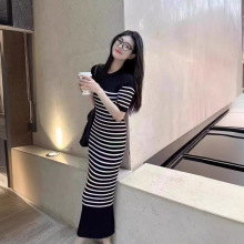 极简风黑白撞色条纹针织连衣裙2024夏季新款小众气质显瘦包臀长裙