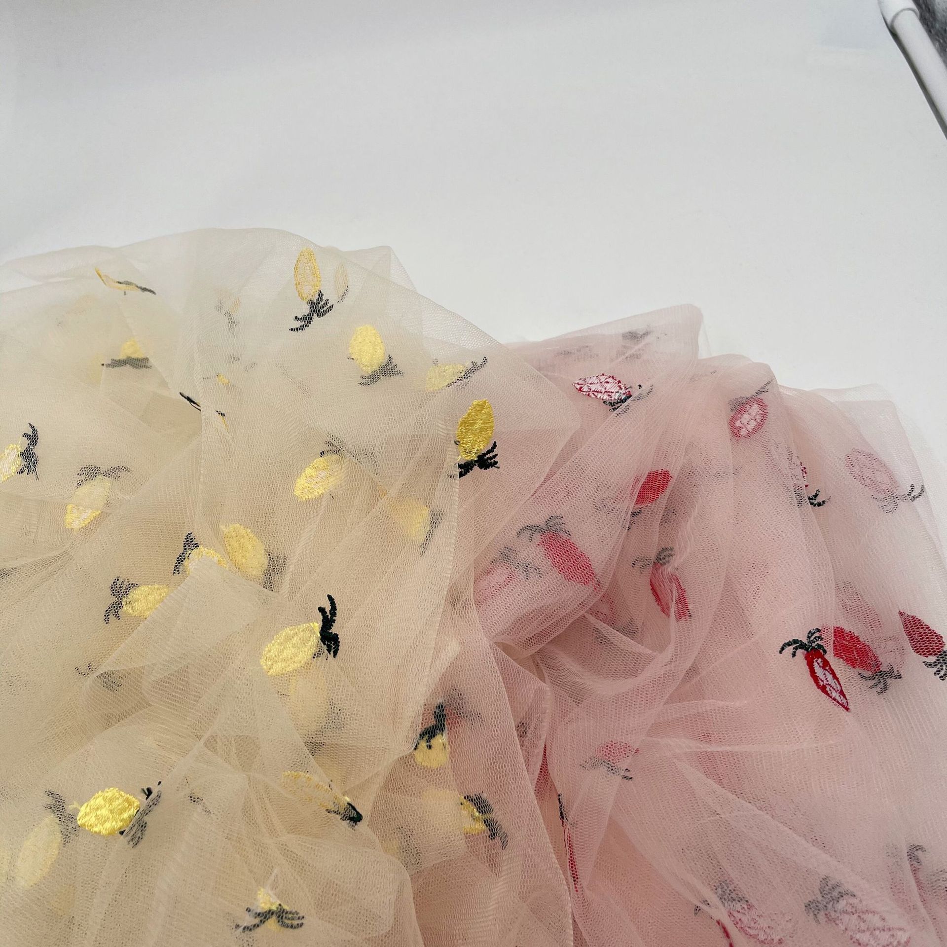 Multi-Color de malla de tela de malla reforzada malla tridimensional bordado piña no elástica ropa de los niños ropa decorativa tela Interior