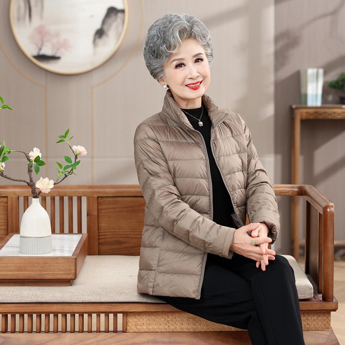 冬季中老年妈妈轻薄羽绒服加肥加大码200斤女式老人春秋冬装外套