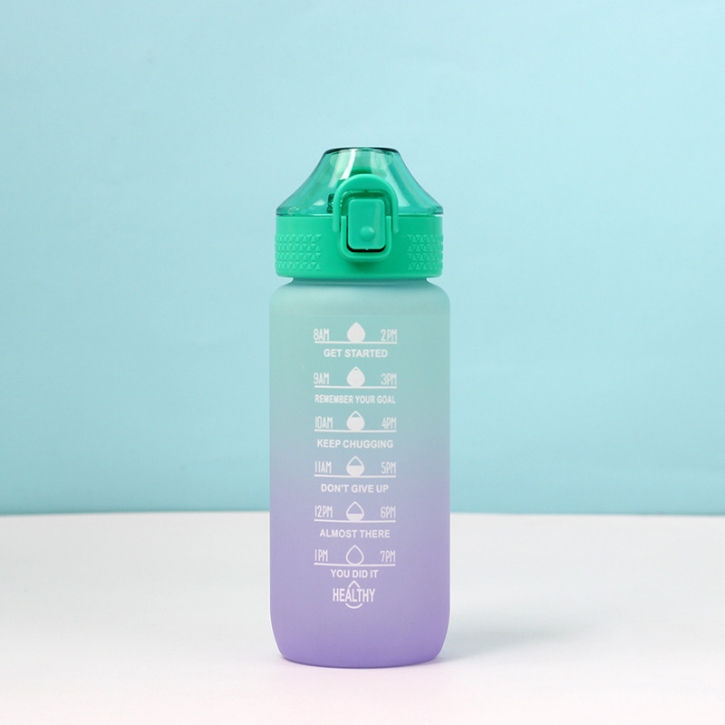 Taza de agua gradiente taza de plástico deportes al aire libre taza al por mayor 600ml con mango boca recta bala cubierta taza con filtro