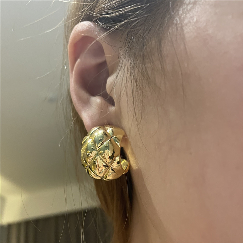 Nihaojewelry Jewelry Wholesale Simple Diamond Pattern C-shaped Geometric Earrings display picture 4