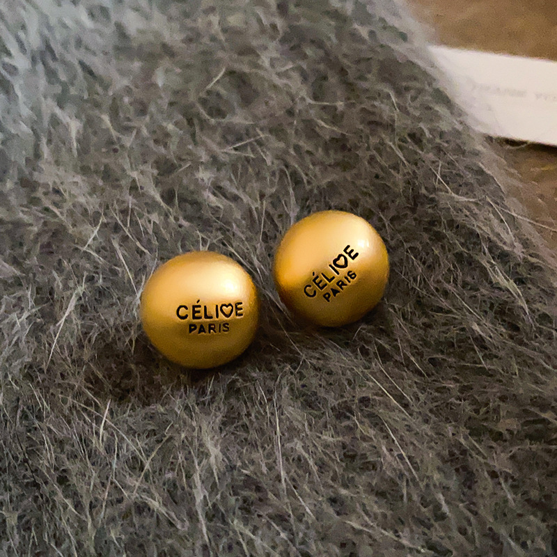 Pendientes de estilo frío de nicho europeo y americano de moda pendientes de diseño personalizado para mujer Pendientes de metal de aguja de plata estilo cepillado en forma de C