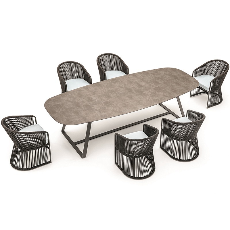 Una mesa redonda y seis sillas (tejido de ratán)
