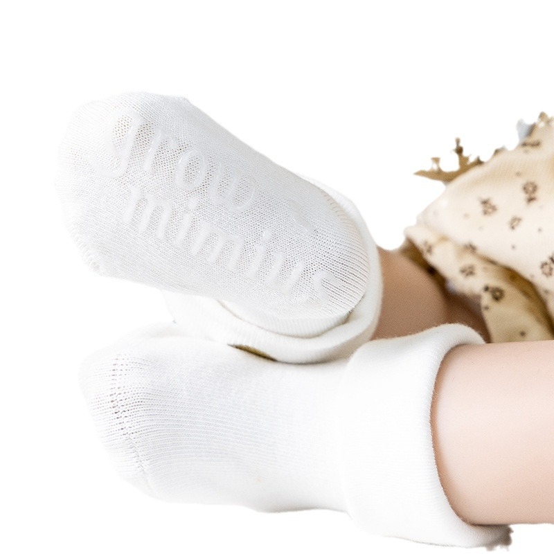 Calcetines de bebé de algodón peinado cosido a mano Calcetines de piso de bordado de estrella de cinco puntas de amor de la corona suministro de fábrica al por mayor