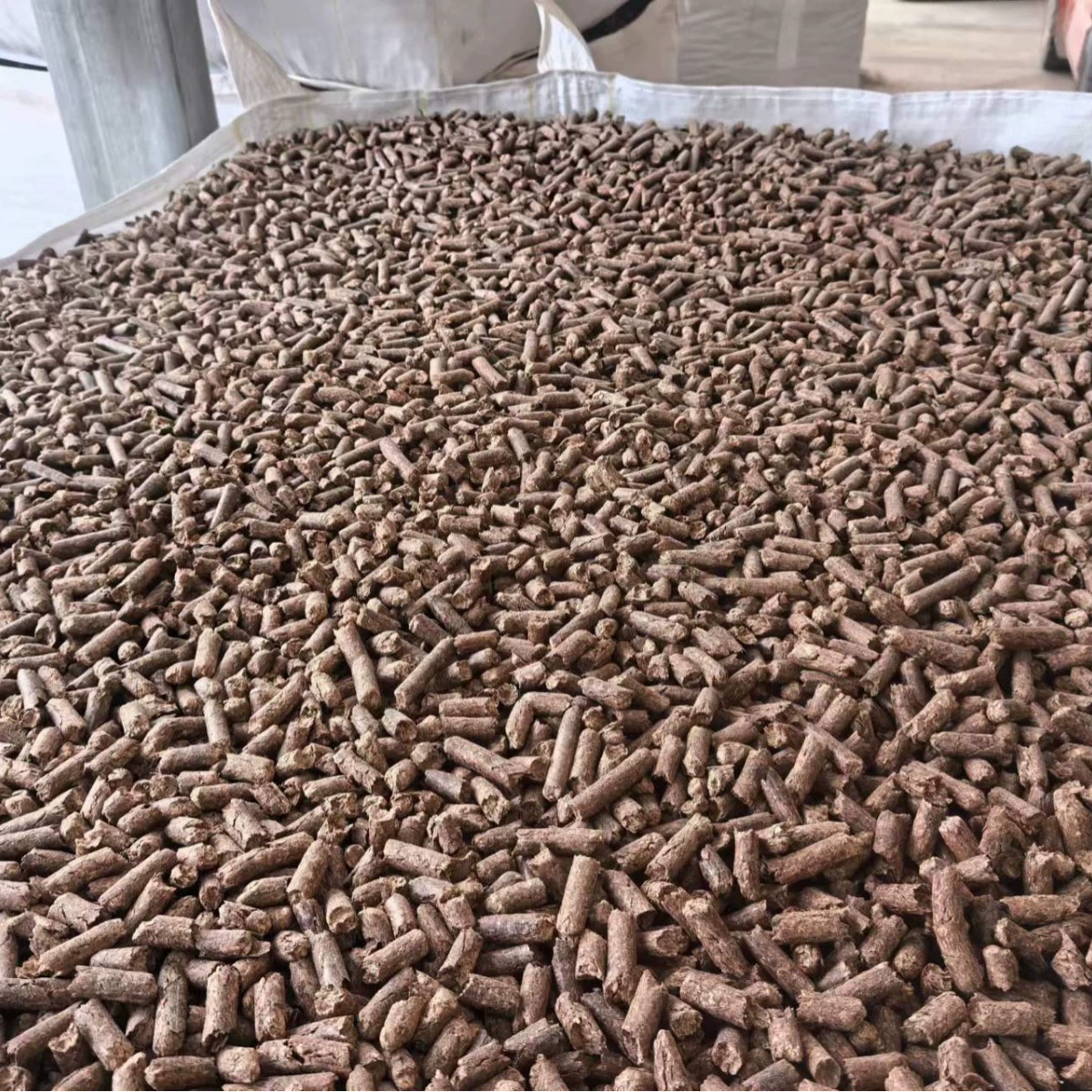 Ароматный топливный гранулированный топливный брикет из биомассы ели, новый вид топлива для котлов, прямые поставки от производителя, паровой, бездымный, экологически чистый.