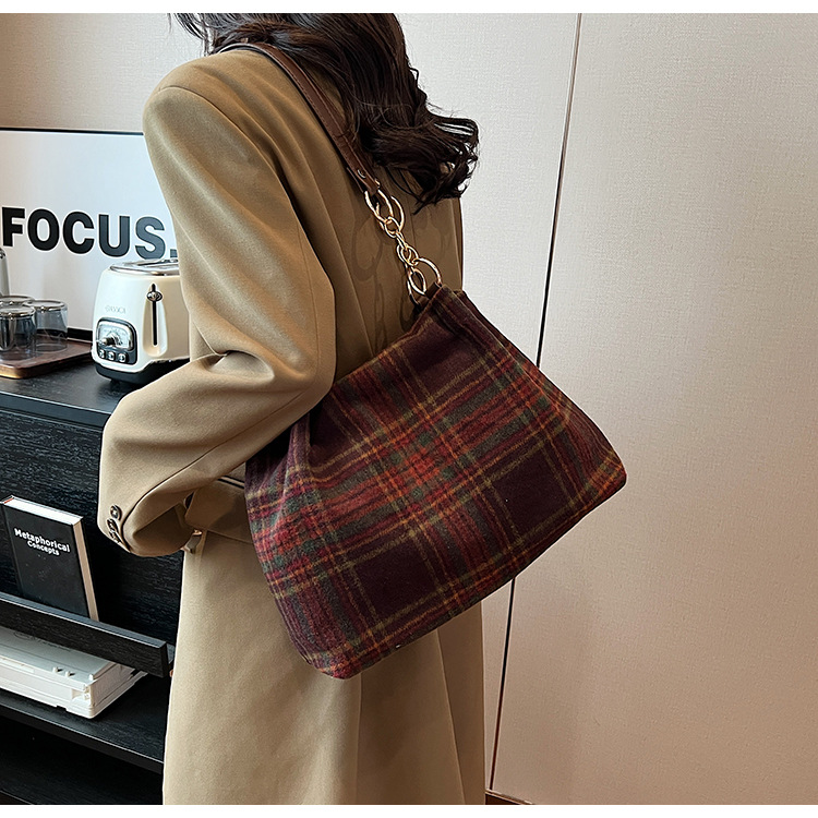 Large capacity tote female niche design, commuting outdoor travel bag, high-end casual autumn and winter new item_voghion.com