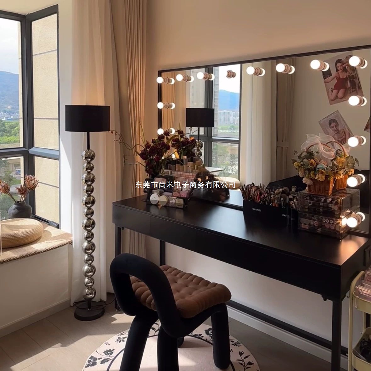 Simple Wedding Dress Shop Beauty Salon with Lighted Dressing Table Photo Studio Beauty Training Studio Tattoo Artist Dressing Table