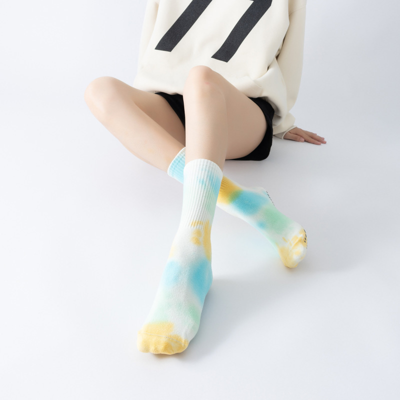 2023 new high quality printing and dyeing yoga calf socks cotton non-slip contrast floor socks a generation of postage