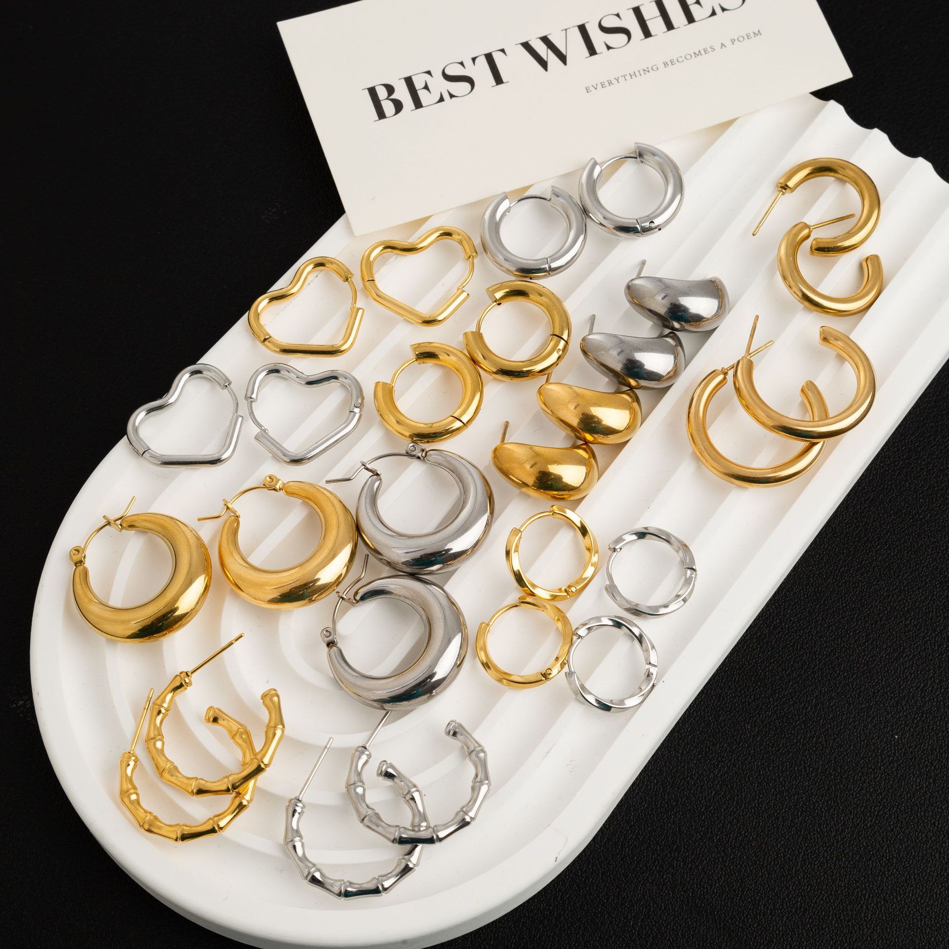 Pendientes de acero de titanio estilo dinero viejo estilo francés Luz de lujo de alto grado no se desvanece anillo de oreja de bambú temperamento simple amor simple anillo liso hebilla de oreja