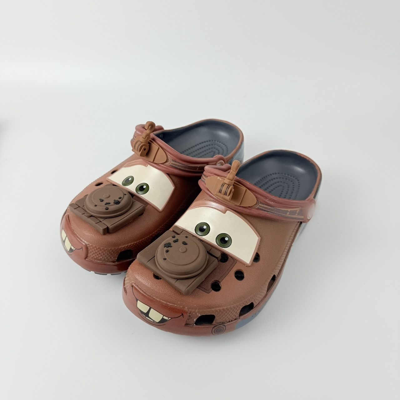 Zapatos de agujero cruzado zapatillas nuevas zapatillas de automóviles movilización matriz McQueen padres-hijos antideslizantes fabricantes de ventilación al por mayor
