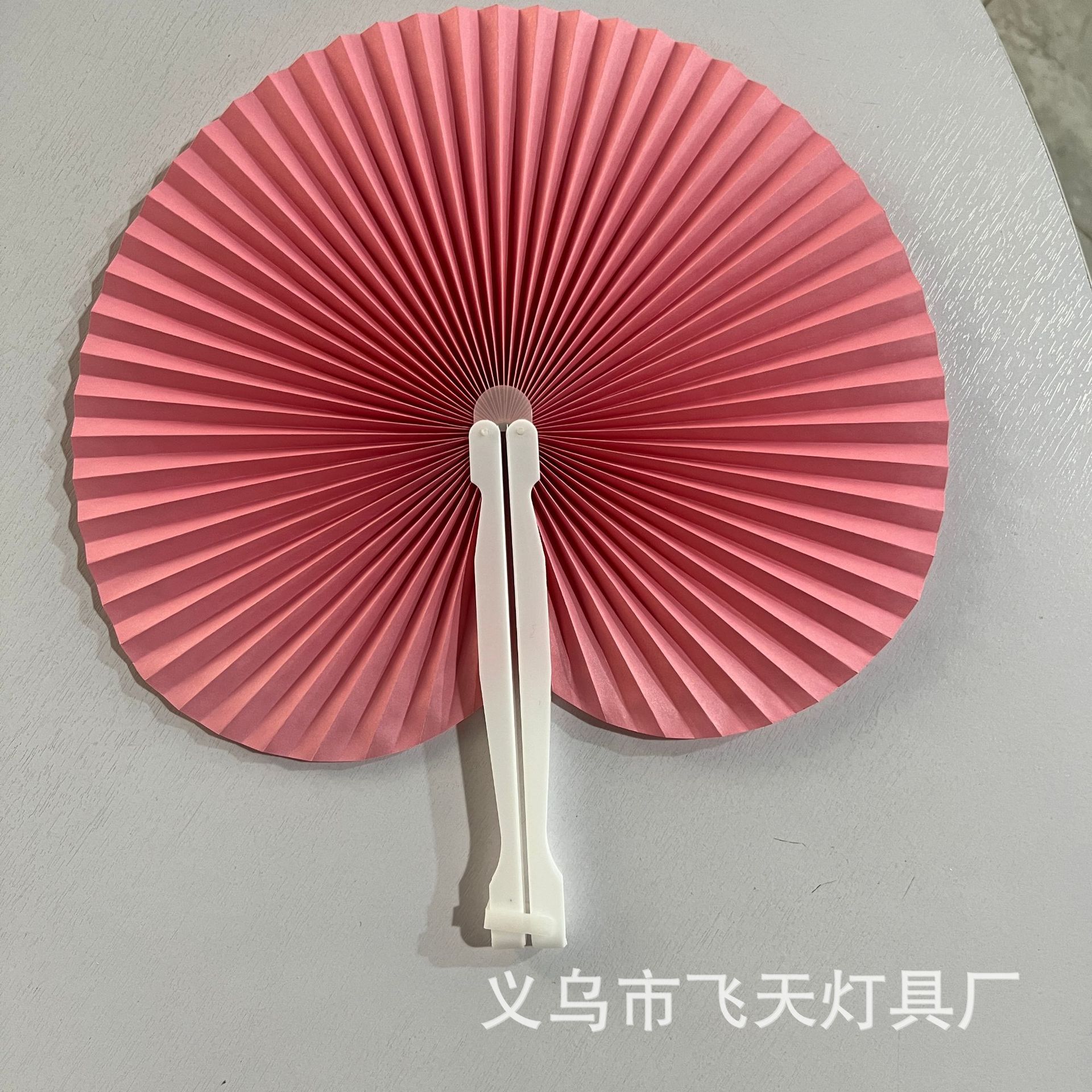 분홍색 둥근 종이 부채