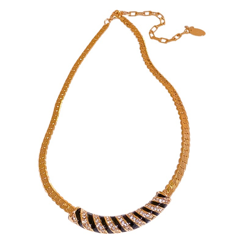 Collar de diseño de la industria pesada de metal europeo y americano collar de cadena de clavícula de rayas clásico retro collar de lujo incrustado de diamantes de moda para las mujeres