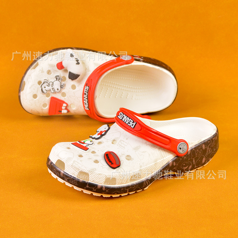 Zapatos con agujeros para niños de marca compartida de Snoopy de segunda generación, zapatos de playa geniales, zapatillas de Baotou personalizadas casuales antideslizantes y transpirables