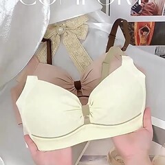 無痕の下着の女性の大きい胸は小さくて薄いです。
