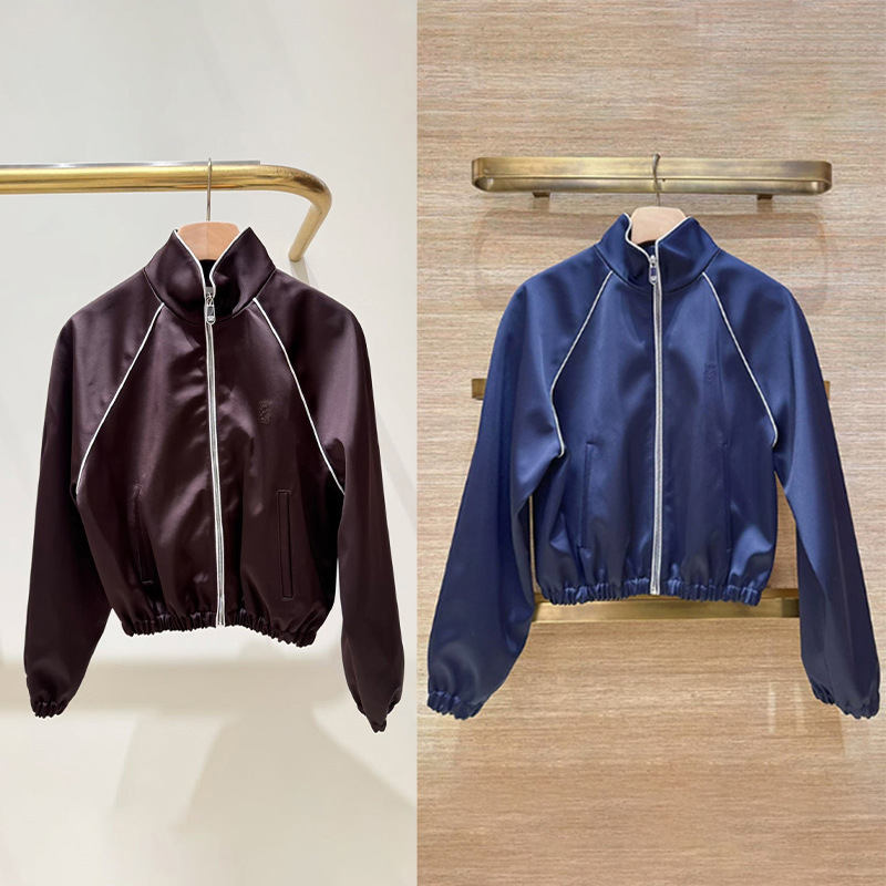French-Style Niche 2026 Early Autumn Unisex Waist-Cinching Short Jacket with Stand Collar, Drop Shoulder Sleeves, Zipper, Satin Baseball Jacket 26620 French-Style Niche 2026 Early Autumn Unisex Waist-Cinching Short Jacket with Stand Collar, Drop Shoulder Sleeves, Zipper, Satin Baseball Jacket 26620