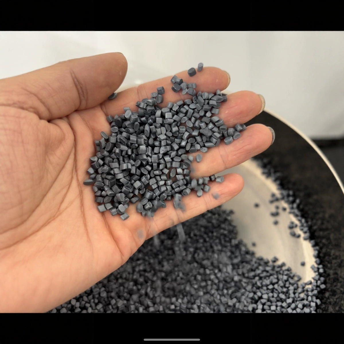 hdpe聚乙烯再生颗粒 低压HDPE塑料颗粒  黑色HDPE管道塑料颗粒