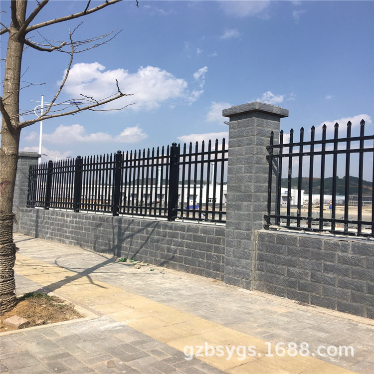 贵阳镀锌方管护栏现货 锌钢围墙防护栏厂区围栏网供应