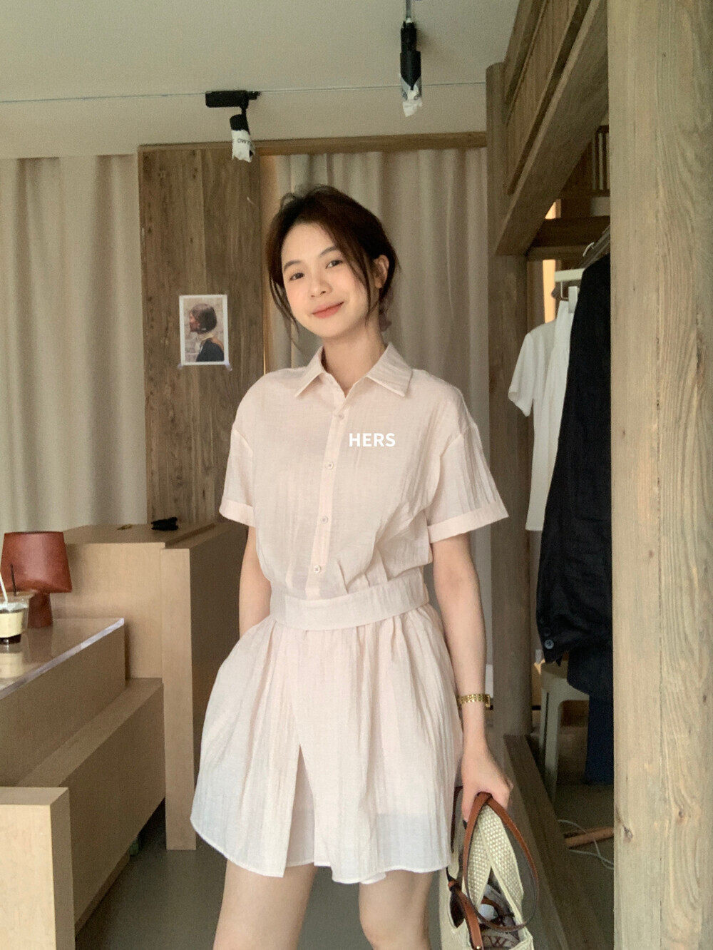 Bộ hai mảnh áo sơ mi ngắn phối quần short cạp chun nữ — xám đậm, màu hồng chi tiết 6