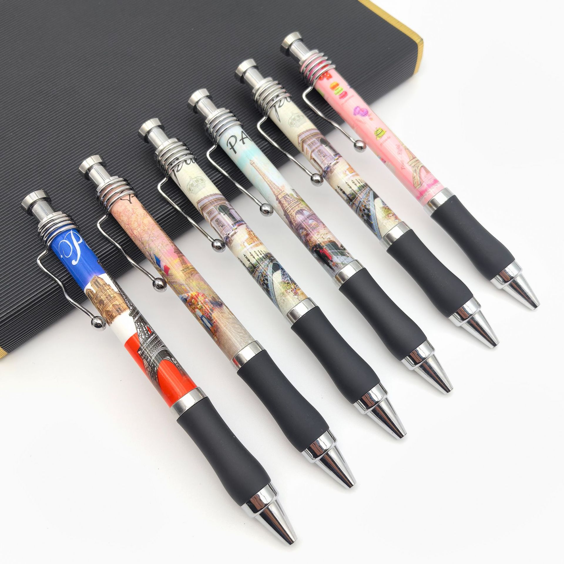 Bolígrafo publicitario de transferencia térmica de plástico personalizado con gancho de alambre de acero puede agregar bolígrafo de película de cabeza de muñeca de soldado